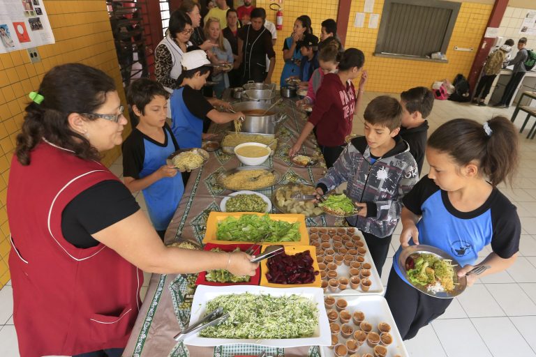 Alimentos não perecíveis para refeição dos estudantes do Paraná começaram a ser distribuídos