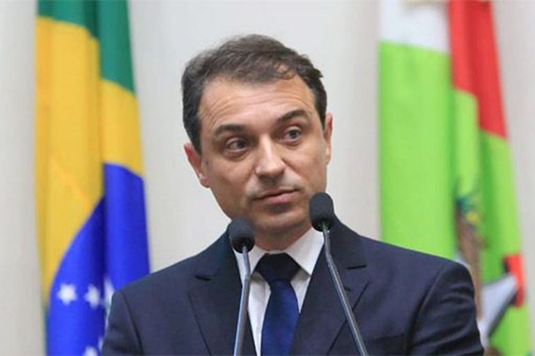 Governador Carlos Moisés da Silva de pires na mão em Brasília