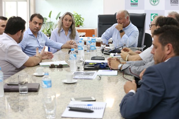 Governador Carlos Moisés e vice Daniela Reinerhr visitam as Secretarias da Agricultura e da Infraestrutura