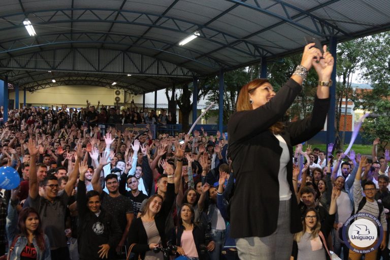 Unidade de Ensino Superior do Vale do Iguaçu (Uniguaçu) recepciona com animação centenas de novos acadêmicos