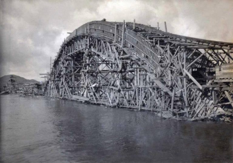 Uma ponte construída no lugar errado e suas consequências