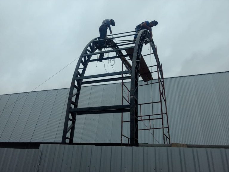 Arcos da fachada do “novo” estádio municipal ‘Antiocho Pereira’ começaram a ser instalados