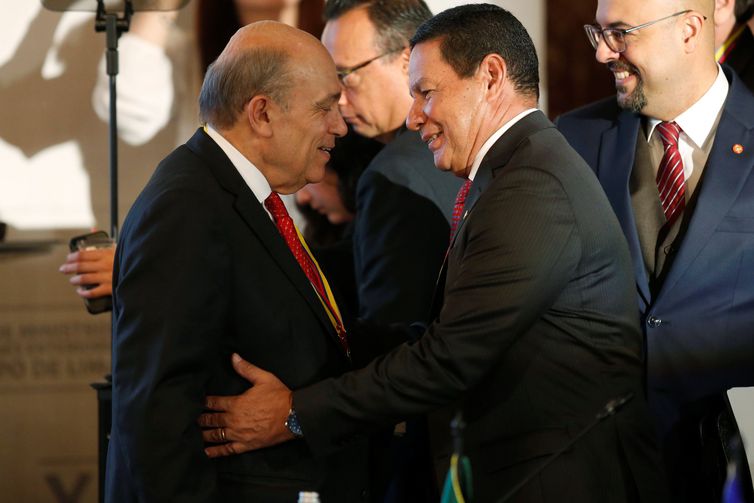 Presidente Bolsonaro e os quatro ministros das Forças Armados avaliam situação da Venezuela e o vice, general Mourão, está em Bogotá