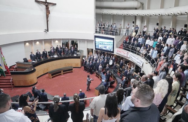 Governador Moisés acompanhou a posse dos deputados estaduais e a vice Daniela e dos federais