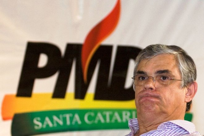 Ex-governador Pinho Moreira está sendo “bombardeado” em todo o estado de Santa Catarina