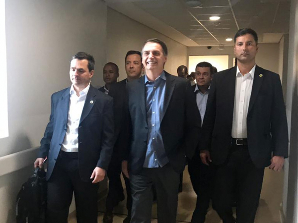 Presidente Jair Bolsonaro sai sorridente do Hospital Albert Einsten, após 18 dias