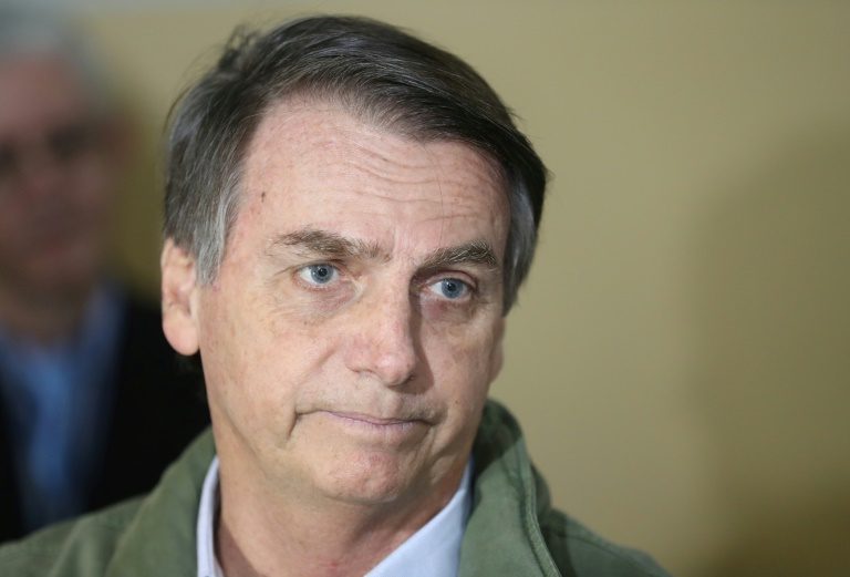 Presidente Jair Bolsonaro melhorou e voltou a caminhar e até despachou