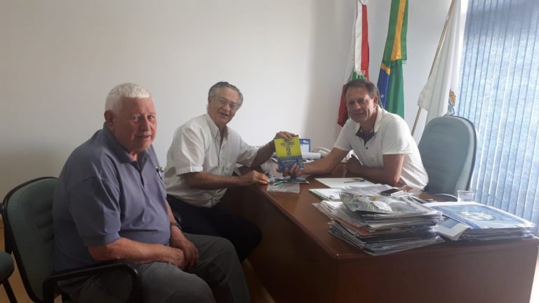 Prefeito de Porto União recebeu obras do padre Emílio Bortolini Neto