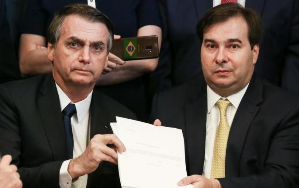 “Apenas uma chuva de verão”, comparou Bolsonaro sobre o desentendimento do Rodrigo Maia