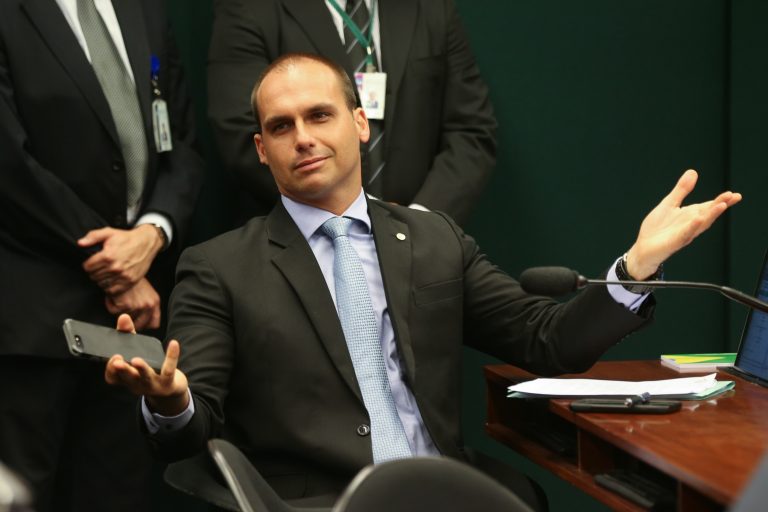 Eduardo Bolsonaro diz ser um ‘absurdo’ libertar Lula para ir ao velório do neto