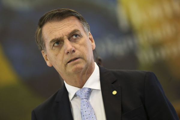 Democracia só existe se militares quiserem, diz Bolsonaro