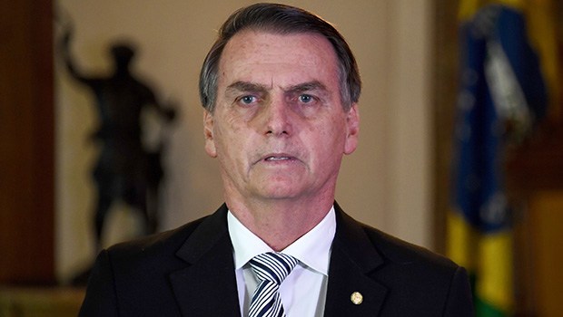 Pelo Twitter, Presidente Jair Bolsonaro diz que estuda reduzir impostos das empresas