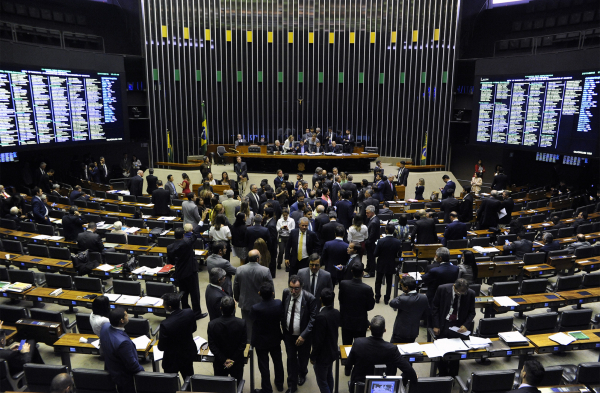 Os gastos “extraordinários” dos 30 deputados federais do Paraná