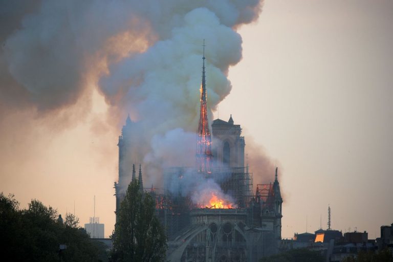 Incêndio está destruindo um dos valiosos patrimônios da França – a Catedral de Notre-Dame