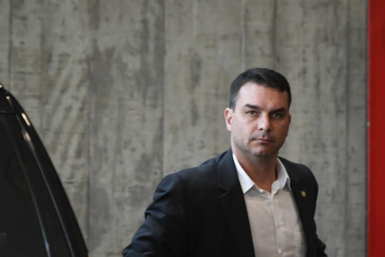 Hamas chama senador Flávio Bolsonaro de extremista