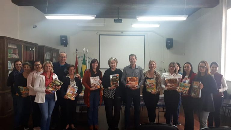 Secretaria da Educação de Porto União recebe livros da Escola da Inteligência