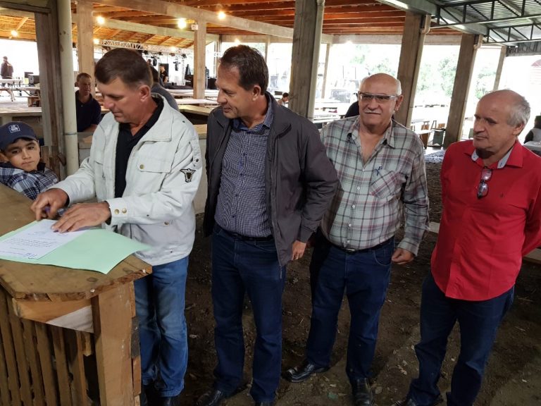 Prefeitura de Porto União entrega equipamento para agricultores de São Martinho