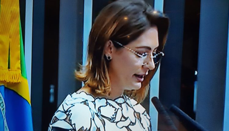 Primeira dama Michelle Bolsonaro estreia no Senado com “puxões de orelha” e lágrimas em sessão que liberou medicamento de alo custo