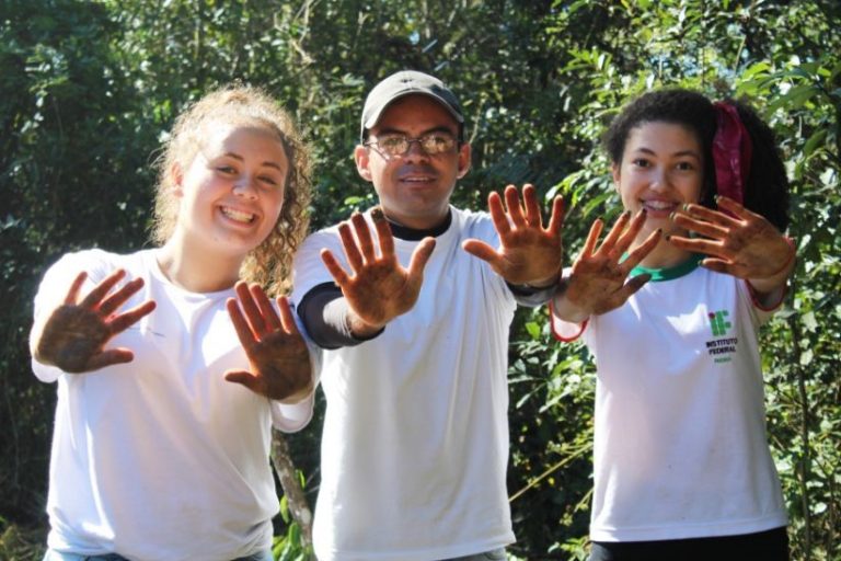 Alunos do curso de maio-ambiente do Campus do IFPR de União da Vitória realizam plantio de mudas de araucária