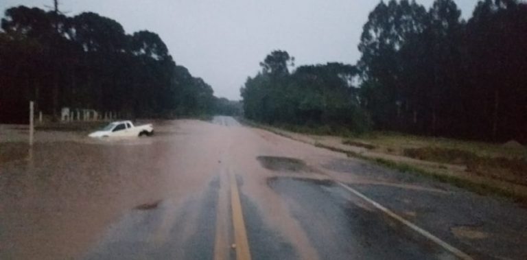 Nível do Rio Iguaçu pode passar dos cinco metros nas próximas horas e a BR-280 já está parcialmente interditada em São Pascoal