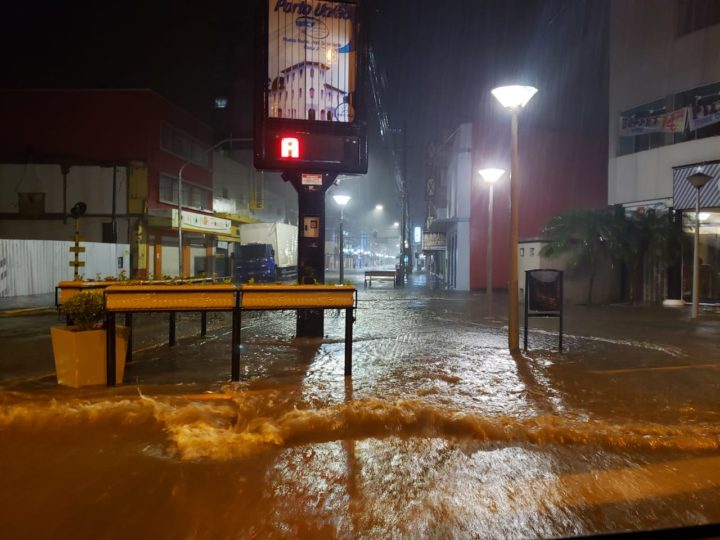 Form mais de 80 milímetros de chuva nesta madrugada (30) em União da Vitória/Porto União