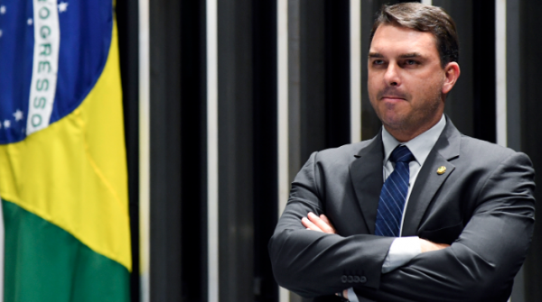 Ministério Público vê indícios de lavagem de dinheiro do senador Flávio Bolsonaro