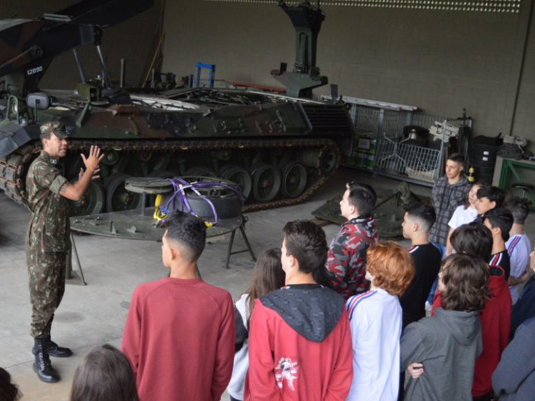 Estudantes de Caçador visitam do 5º Batalhão de Engenharia de Combate Blindado