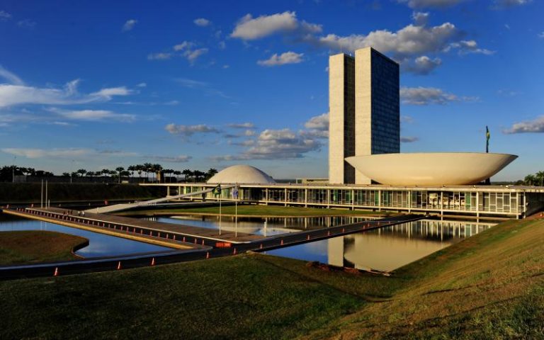 Brasil em crise, Congresso perdulário e presidente desarticulado