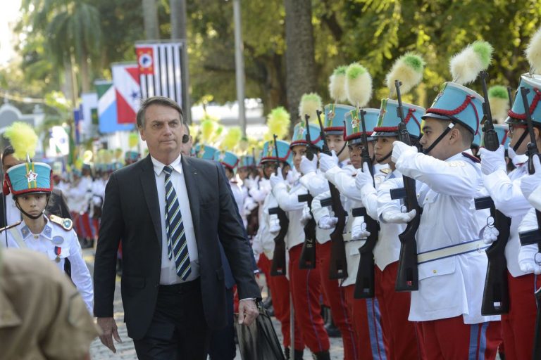 Presidente Bolsonaro defende um colégio militar em cada capital do país