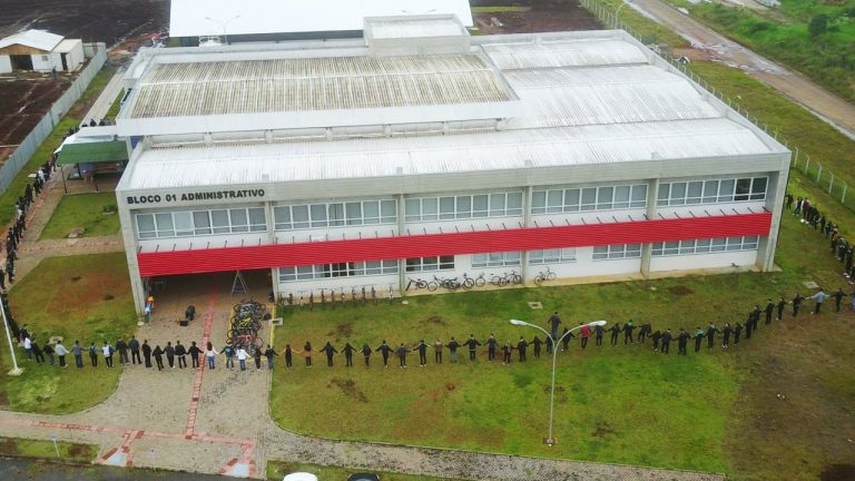 Abraço simbólico no Campus de União da Vitória marca a mobilização em defesa do Instituto Federal do Paraná