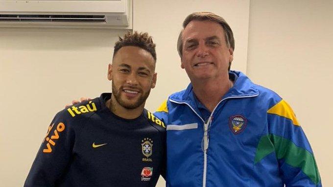 Presidente Bolsonaro foi à clínica visita o jogador Neymar