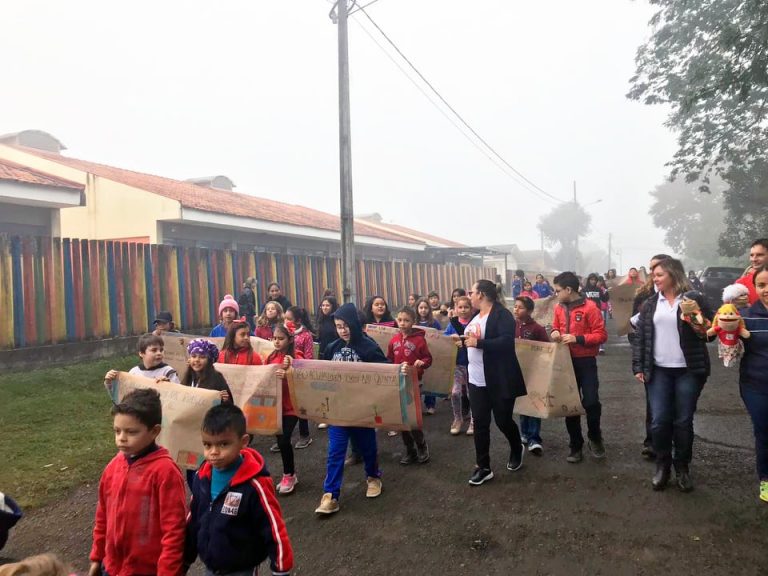 Alunos de União da Vitória participam de caminhada contra a dengue