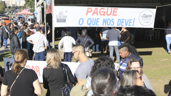 Servidores do Paraná rejeitam proposta do governo do Estado de suspensão temporária da greve