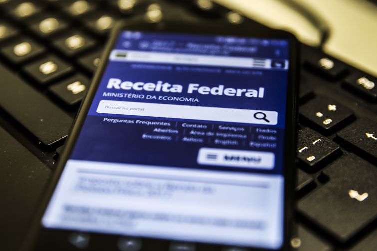 Receita Federal começou nesta segunda-feira (17) a pagar o primeiro lote das restituições