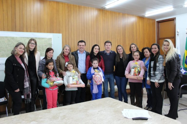 Professores e alunos de União da Vitória recebem premiação do 1º Concurso Maio Amarelo