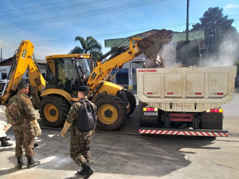 400 toneladas de resíduos são recolhidas em mutirão de limpeza dos bairros