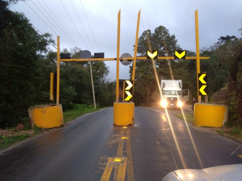 Sinalizações precárias no acesso da Ponte Nova à BR-153 traz problemas