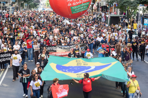 Servidores do Paraná em greve fazem manifestação no Centro Cívico