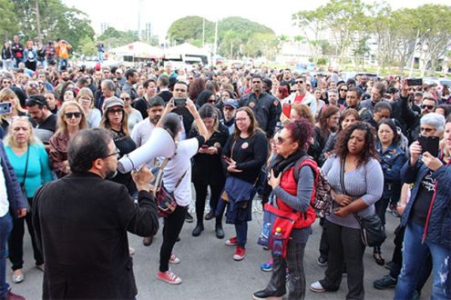 Servidores púbicos do Paraná decidem neste sábado (13) se encerram ou continuam a greve