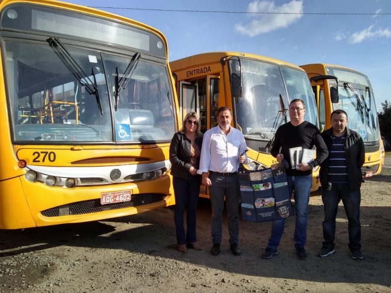 ‘Transportando Ideias’: Reposição de livros nos ônibus