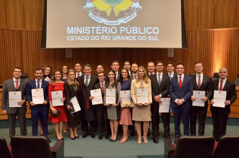 Egresso do curso de Direito da Uniguaçu é empossado como Promotor Público