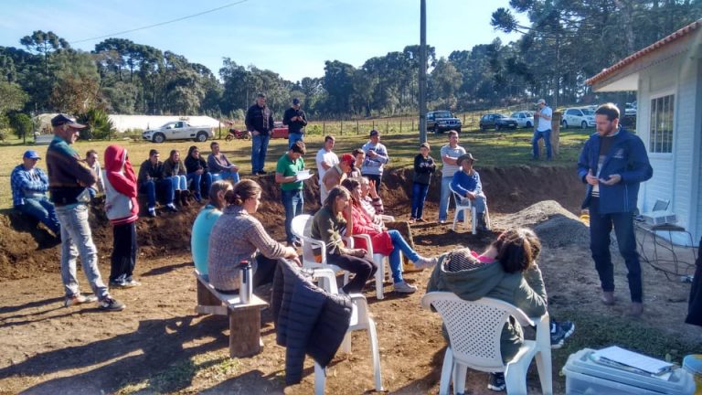 Agricultores de União da Vitória participam de tarde de campo sobre plantio de erva-mate