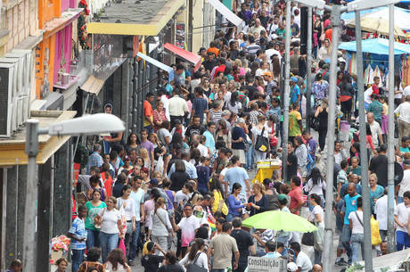 O Brasil já tem mais de 210 milhões de habitantes. O Paraná 11.433,957 e Santa Catarina 7.164.788