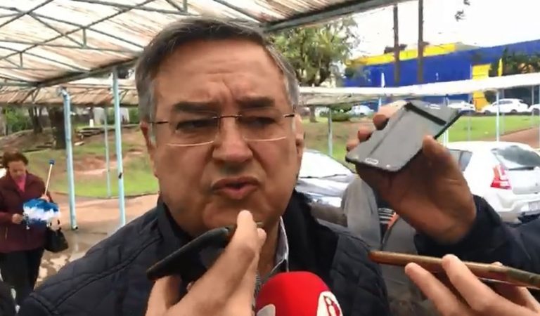 Raimundo Colombo critica aumento de impostos sobre defensivos