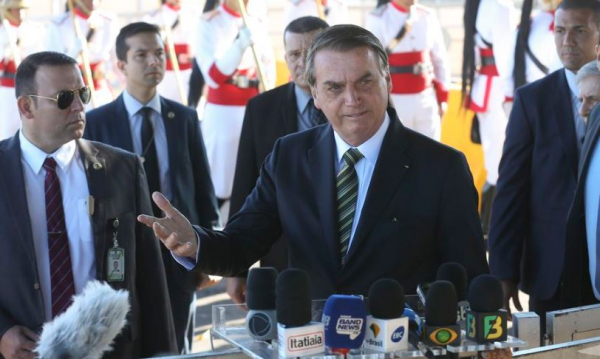 Presidente Bolsonaro diz que pode aceitar ajuda, mas exige que Macron ‘retire insultos’