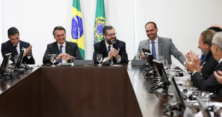 Estudo do Senado conclui que indicação de Eduardo Bolsonaro é nepotismo