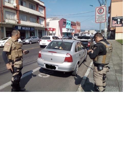 Sem Estacionamento Rotativo, motoristas se acham no direito de ocupar as vagas de idosos, mas a Polícia Militar está presente