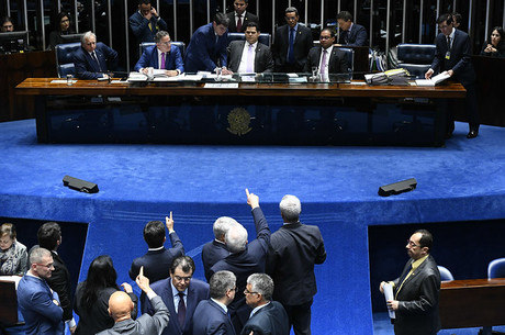 Senado aprova liberdade econômica sem trabalho aos domingos