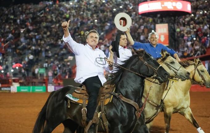 Presidente Bolsonaro (na Festa do Peão) critica demarcação de terras indígenas e flexibiliza lei sobre animais de rodeios