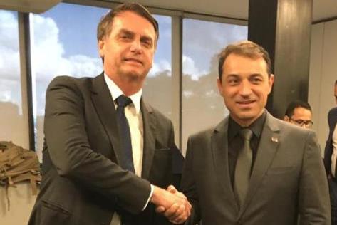 Presidente Bolsonaro e o governador Carlos Moisés da Silva de Santa Catarina: mão e contramão